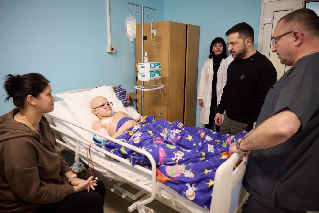 Володимир Зеленський зустрівся з дітьми, які проходять лікування в Національному інституті раку в столиці 